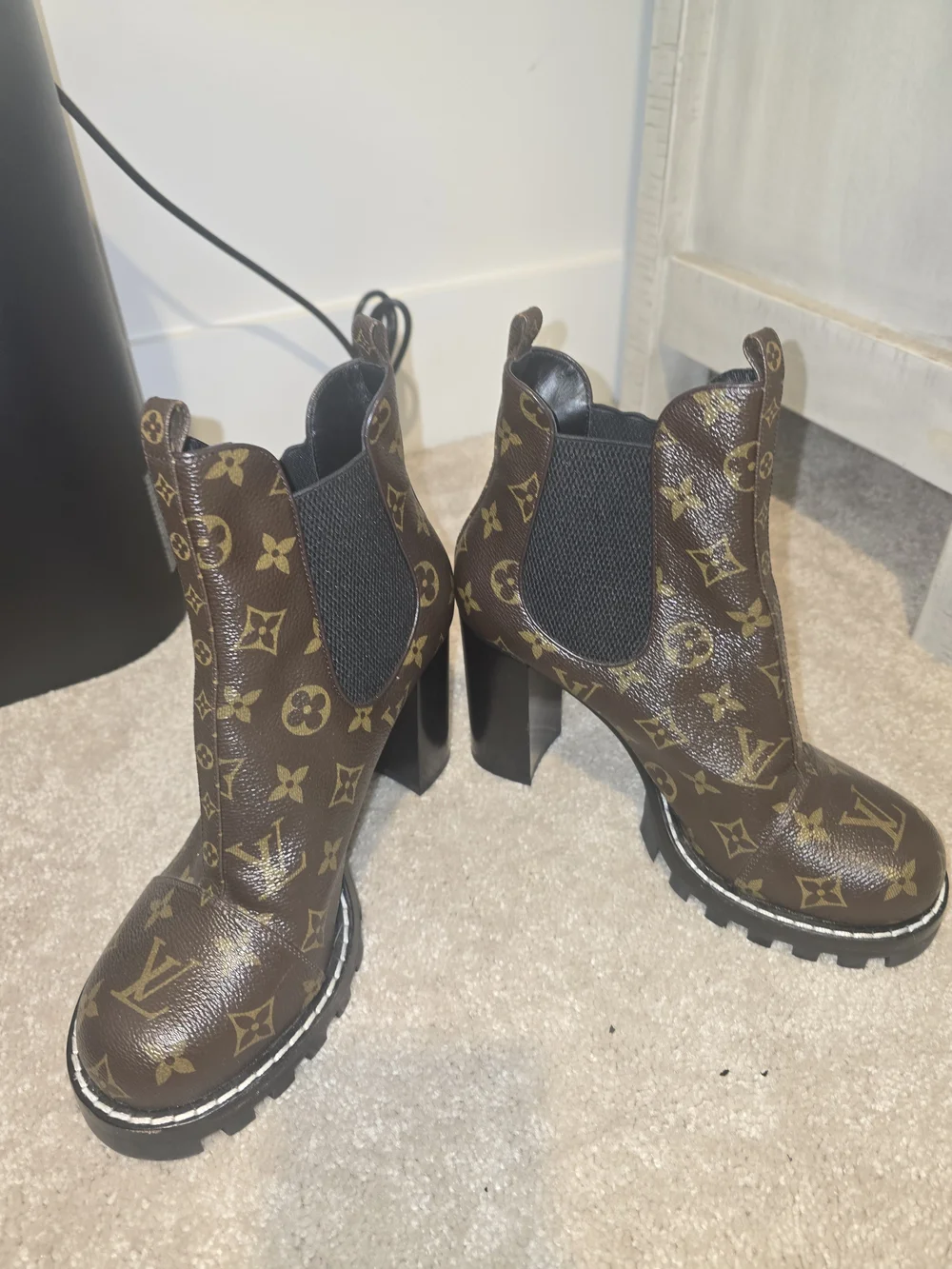 Louis Vuitton authentic looking